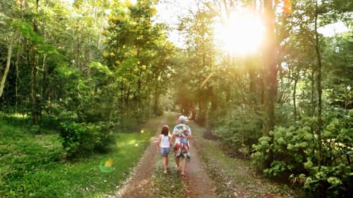 senhora e filha andando em um bosque 