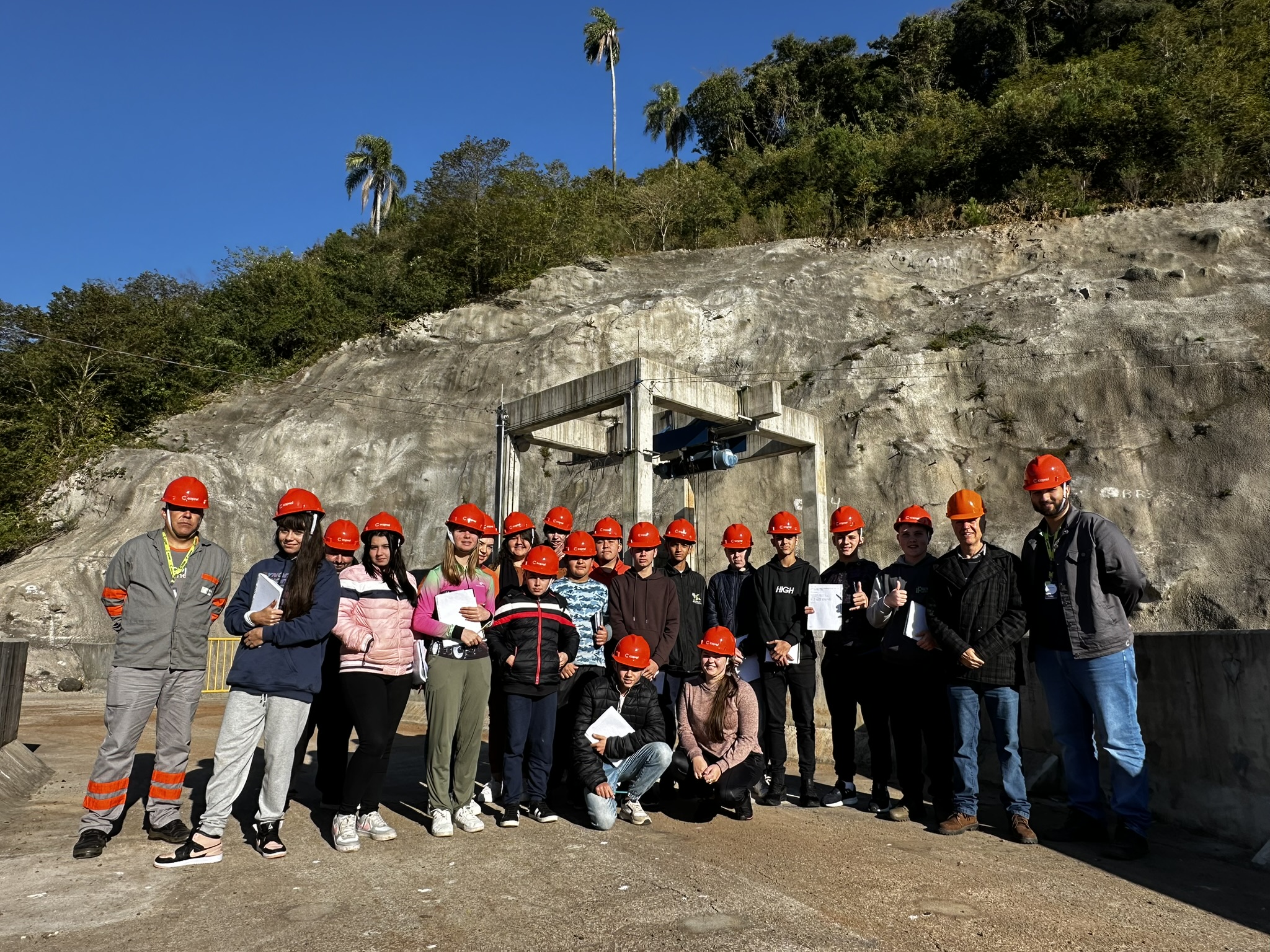 Turma de alunos do 8º ano visitam PCH Tio Hugo para estudar sobre energia renovável