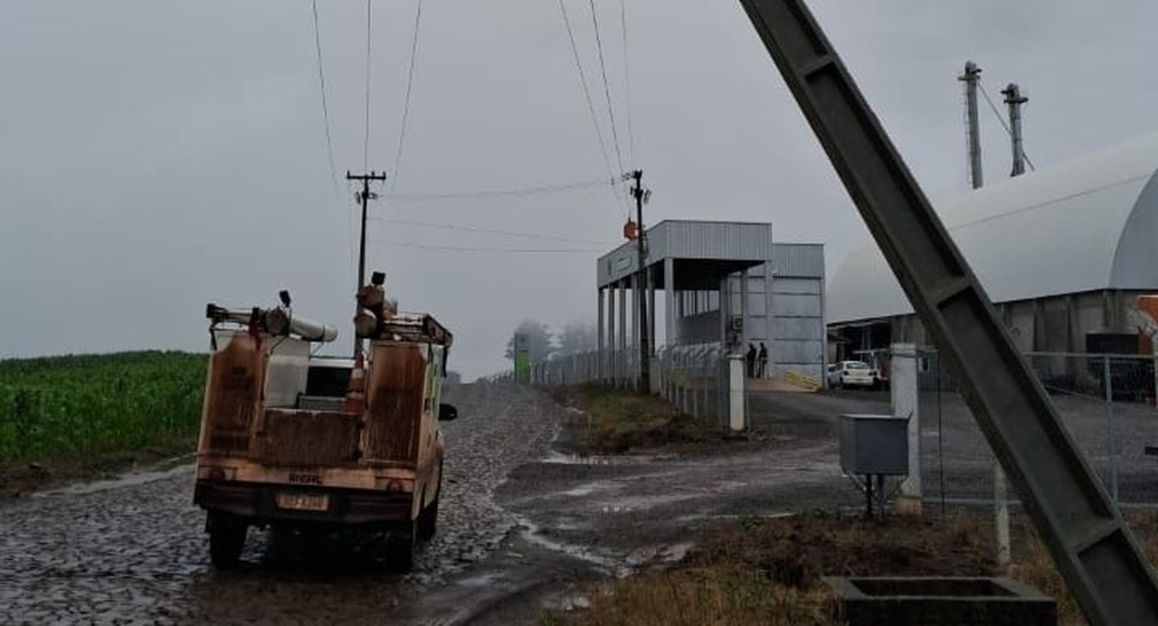 Equipes da Coprel garantem o reestabelecimento de energia