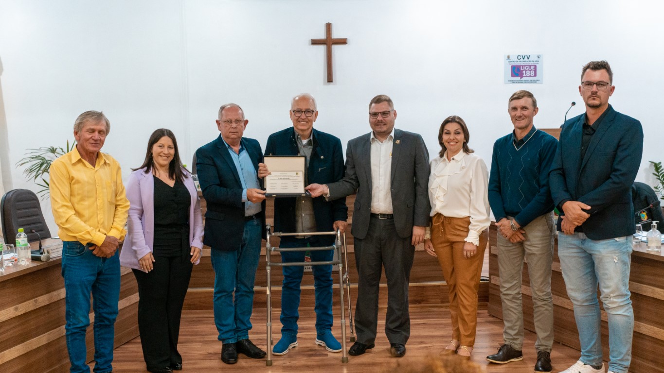 Membros da Câmara de Vereadores prestam título de cidadão benemérito ao presidente Jânio Stefanello