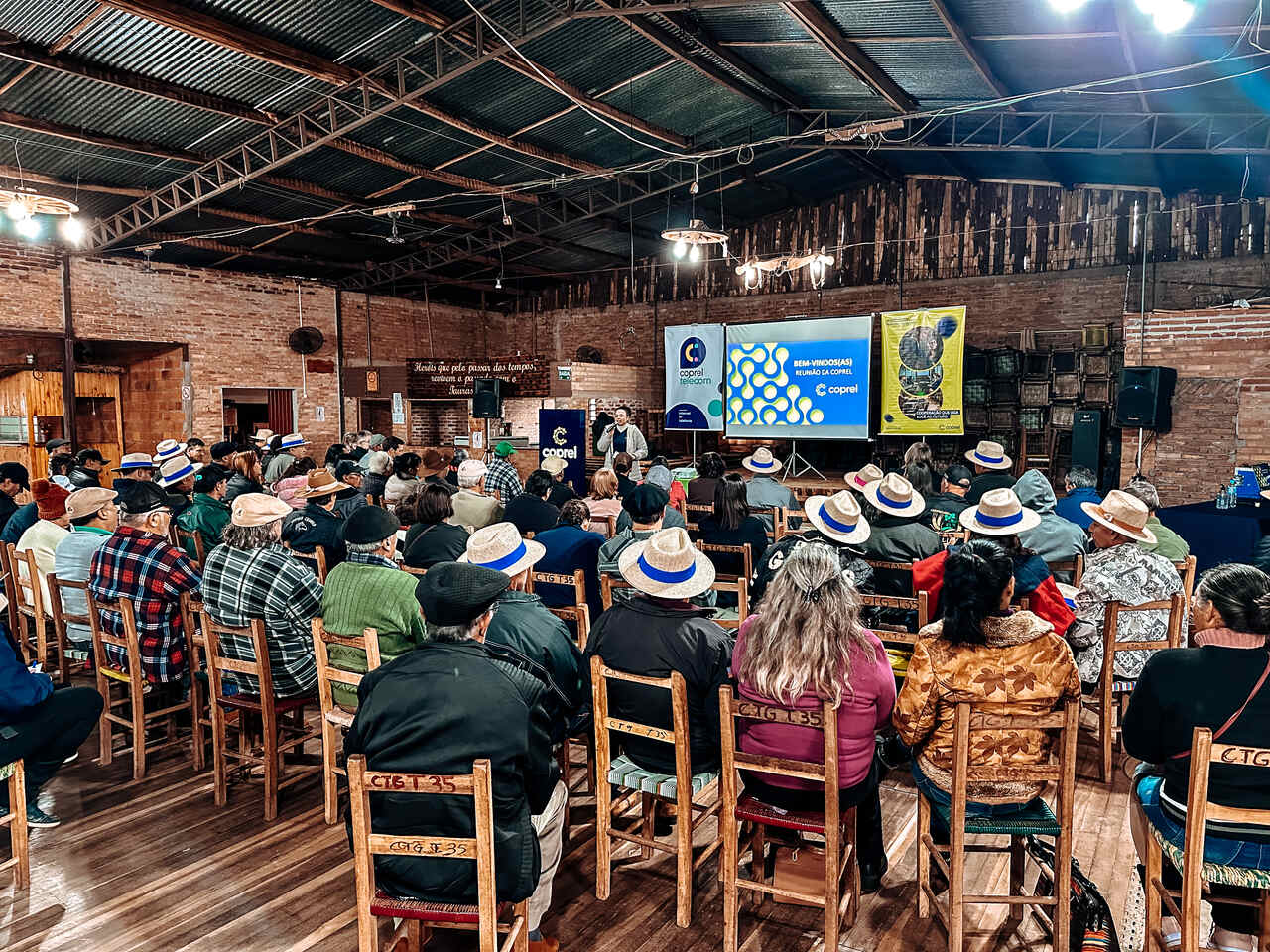 Cooperantes de Jóia interagem com a Coprel em reunião no município