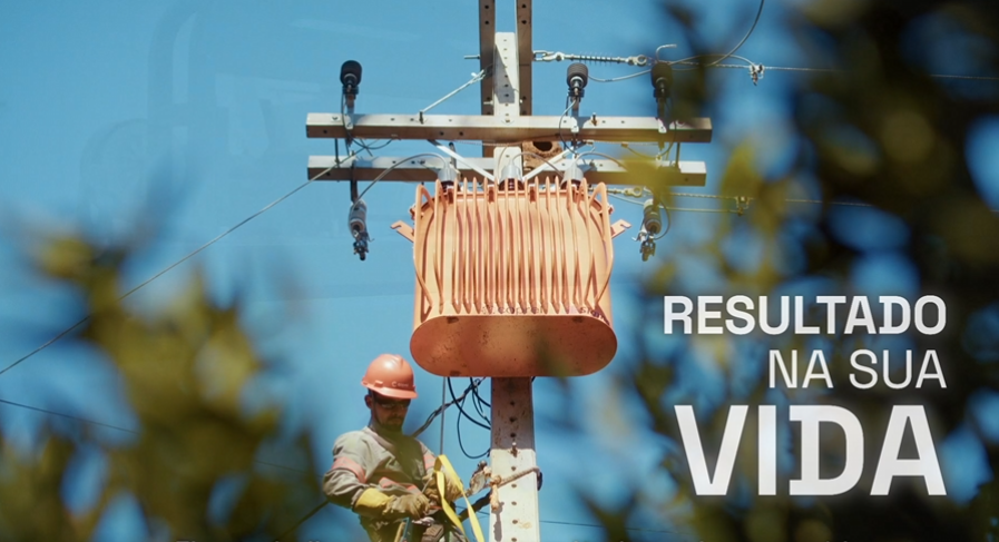 Eles trabalham na rede. O resultado, está na sua vida. Feliz dia, nossos eletricistas!