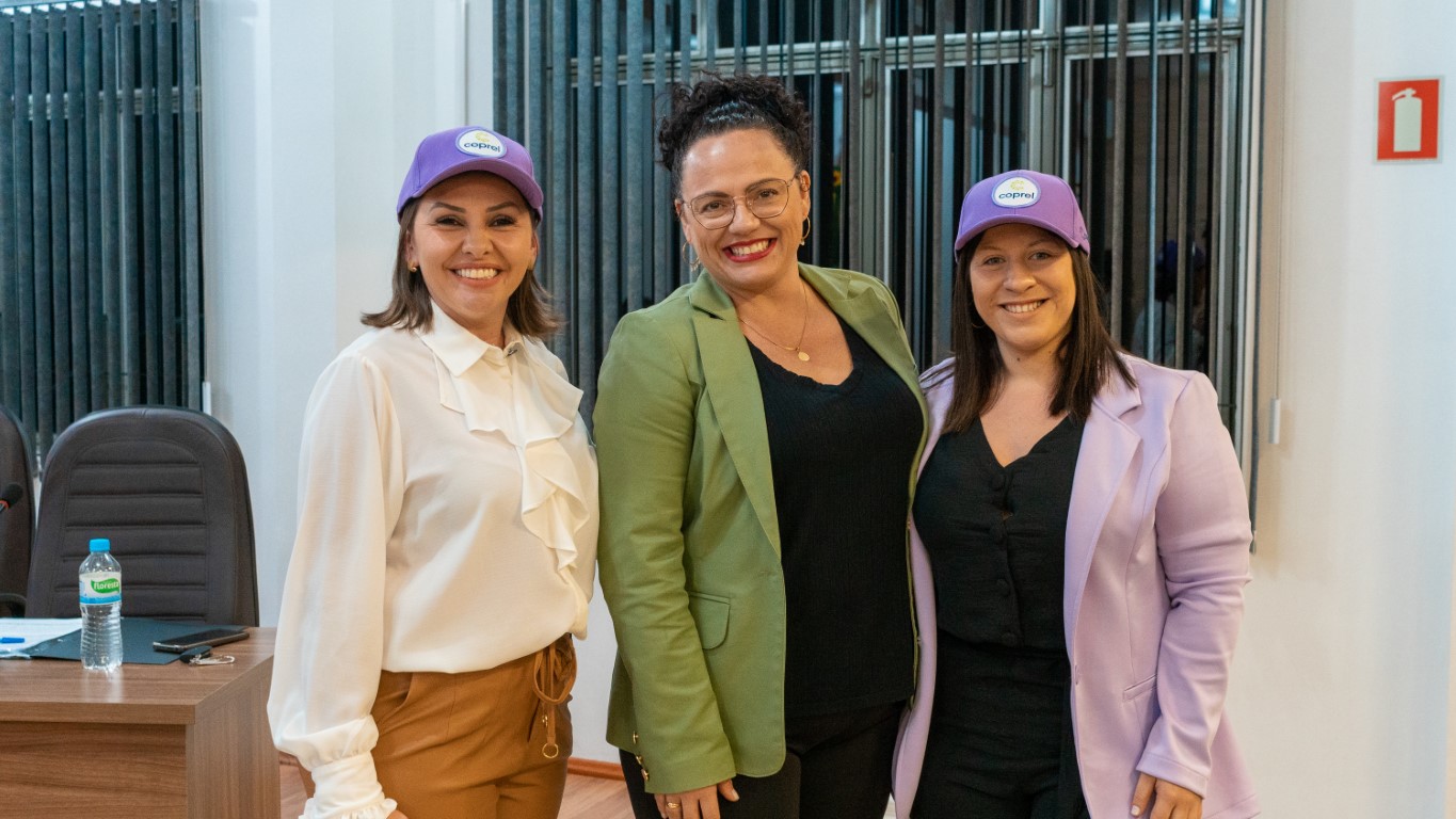 Orientadora de Comunicação e Marketing da Coprel, Raquel Lazzarotto (ao centro) com as vereadoras Marla Rauch (à esquerda) e Tamara Dressler