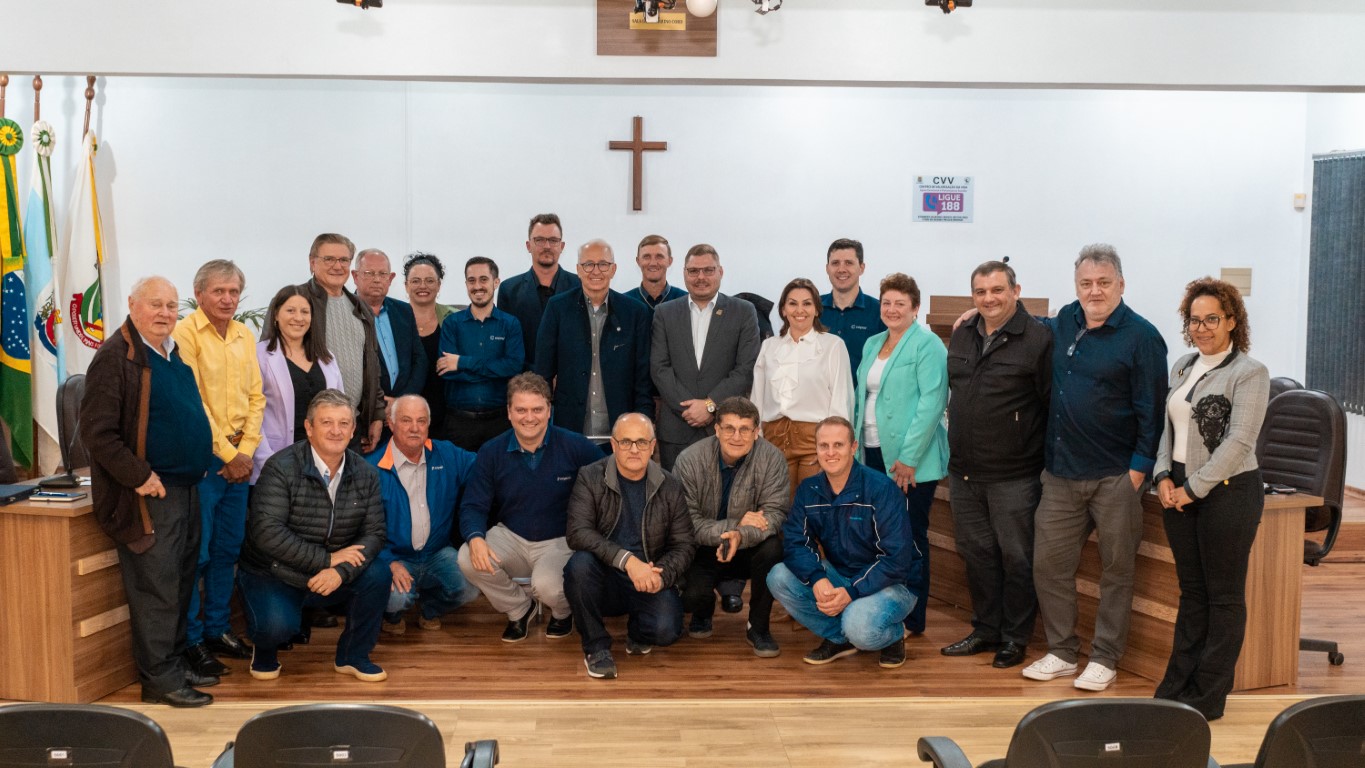 Presidente da Coprel posa com os participantes da Sessão Solene