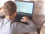 Os filhos de Eliane fazem as tarefas da escola por meio da internet da Coprel Os filhos de Eliane fazem as tarefas da escola por meio da internet da Coprel